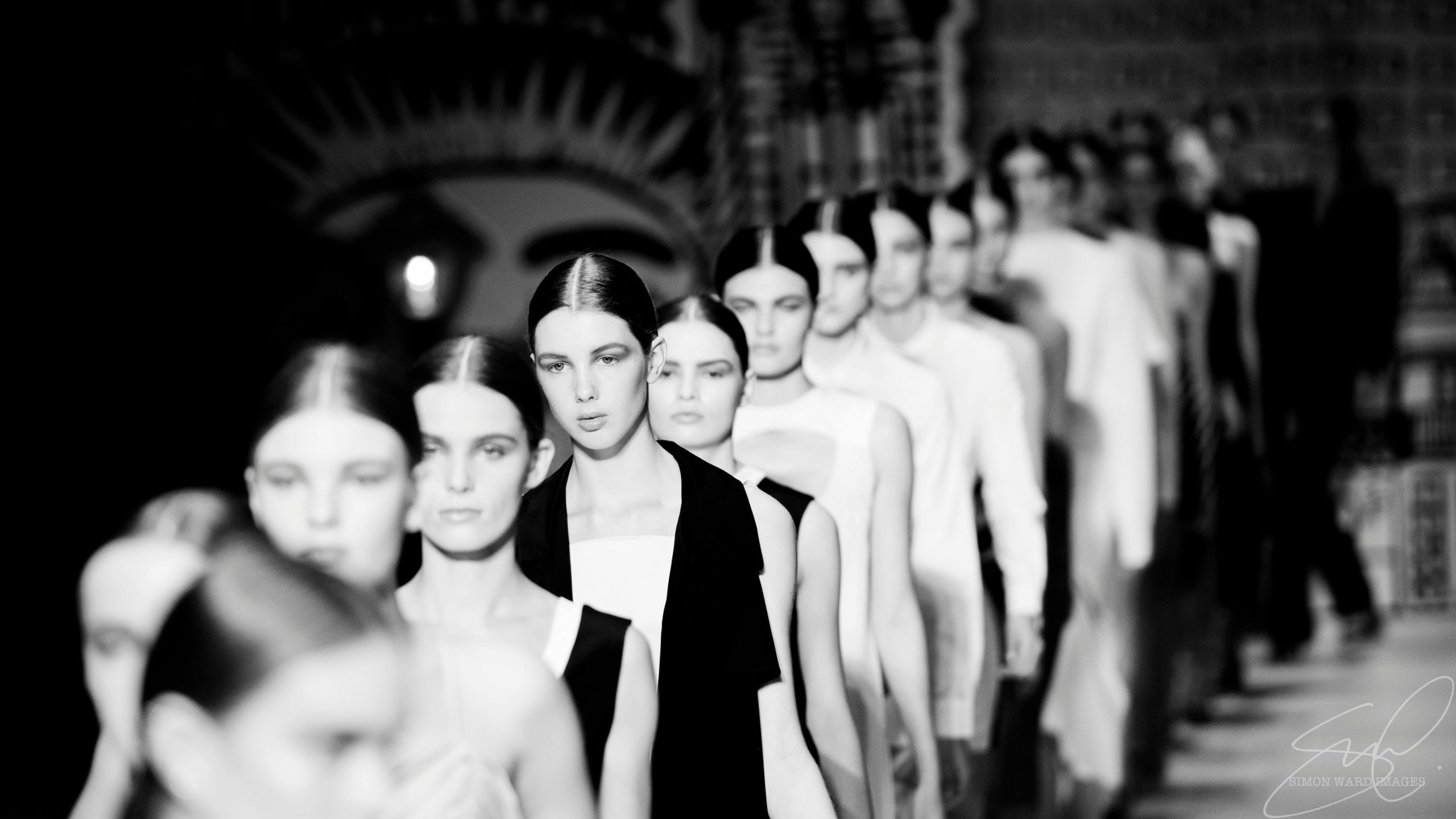 Sfilata-di-moda-abiti-in-prestito-scaled
